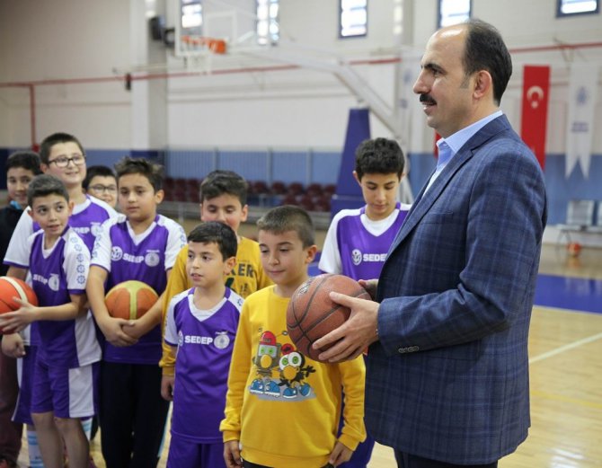 Başkan Altay spor okullarını ziyaret etti