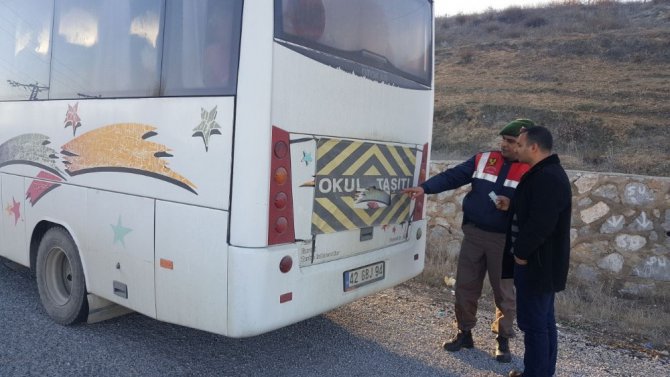 Beyşehir’de, jandarma timlerinden servis araçlarına denetim