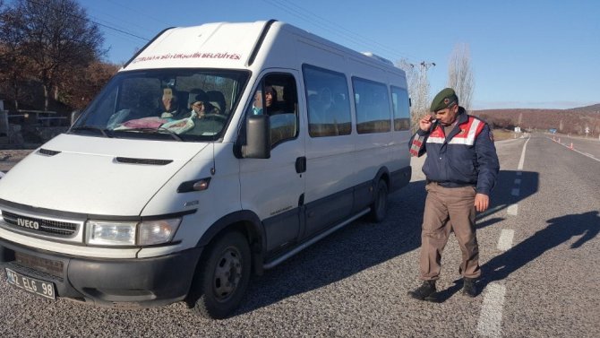 Beyşehir’de, jandarma timlerinden servis araçlarına denetim