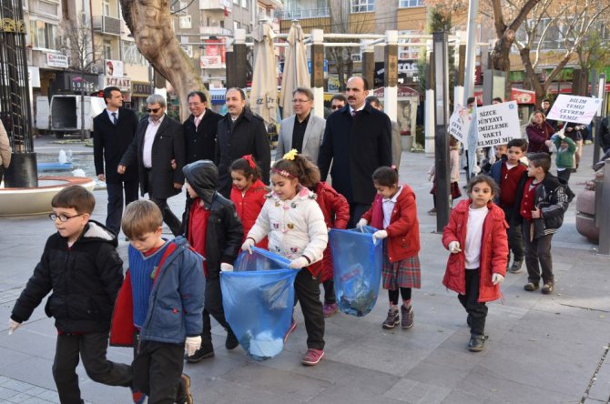 Konya’da öğrenciler doğa ve temizlik için yürüdü