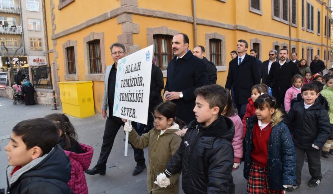 Konya’da öğrenciler doğa ve temizlik için yürüdü