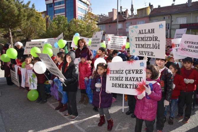 Konya’da öğrenciler doğa ve temizlik için yürüdü