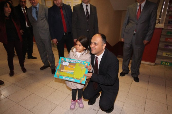 Beyşehir’de ilkokul öğrencilerine flüt eğitim seti hediyesi