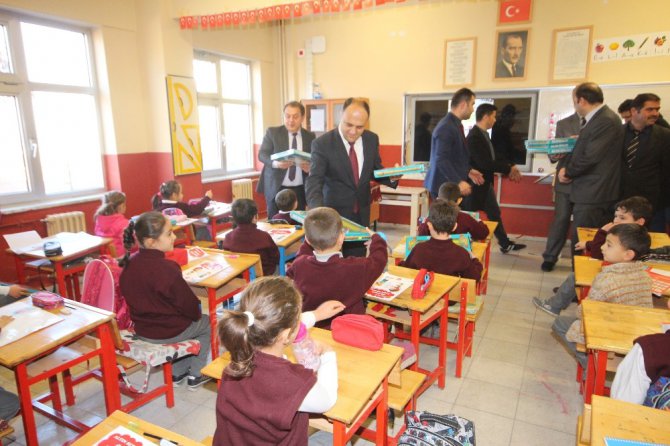 Beyşehir’de ilkokul öğrencilerine flüt eğitim seti hediyesi