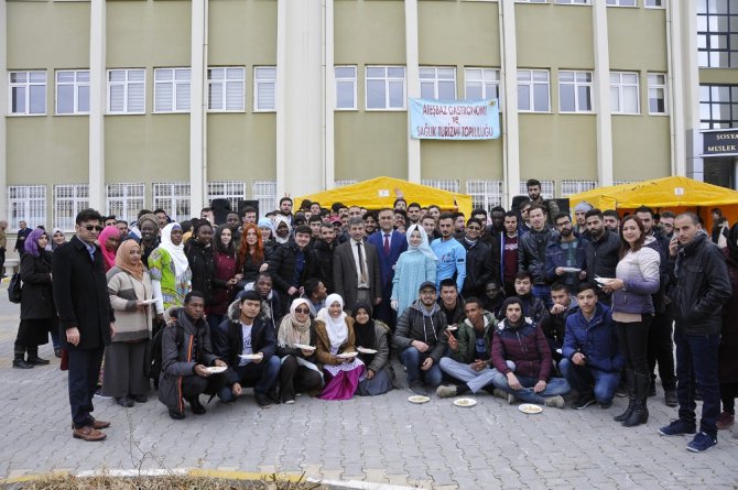 Selçuk Üniversitesinde öğrencilere helva ikramı