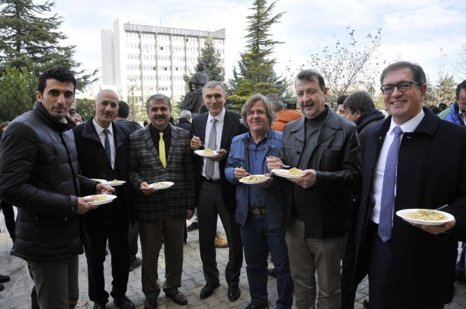 Selçuk Üniversitesinde öğrencilere helva ikramı