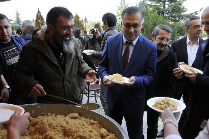 Selçuk Üniversitesinde öğrencilere helva ikramı