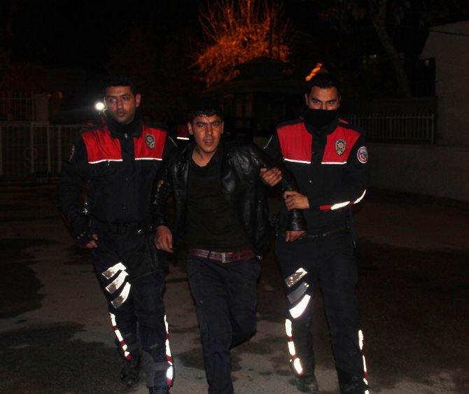 Polisten kaçıp 4 araca çarptı, 