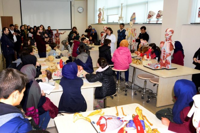 Bilim Kurdu’nda ortaokul öğrencilerine tıp dersi
