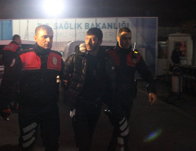 Alkollü şahıslar yüzünden bıçakladı
