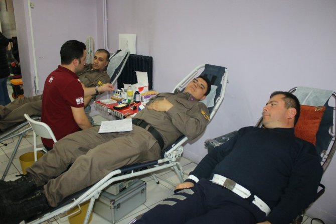 Beyşehir’de jandarmadan Kızılay’a kan bağışı