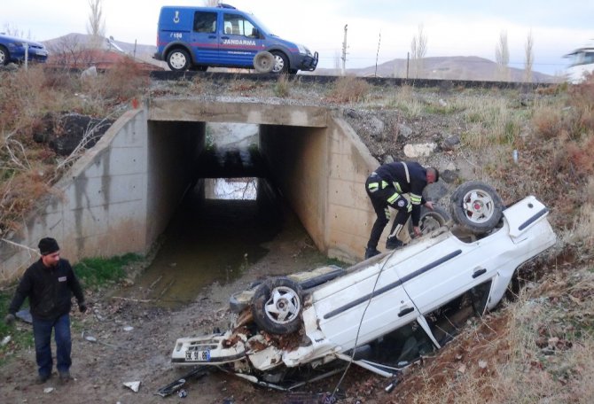 Aksaray’da otomobil menfeze devrildi: 4 yaralı