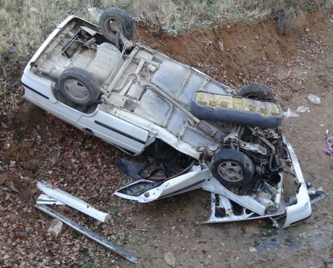 Aksaray’da otomobil menfeze devrildi: 4 yaralı