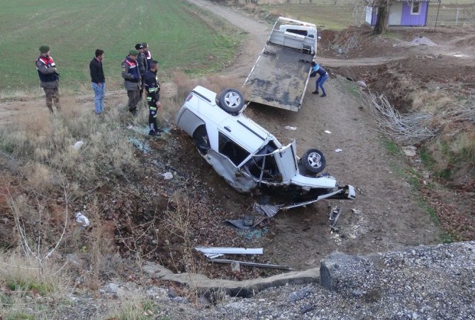 Aksaray’da otomobil menfeze devrildi: 4 yaralı