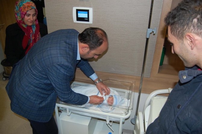 Konya’da yeni yılın ilk bebeği “Bekir” bebek oldu