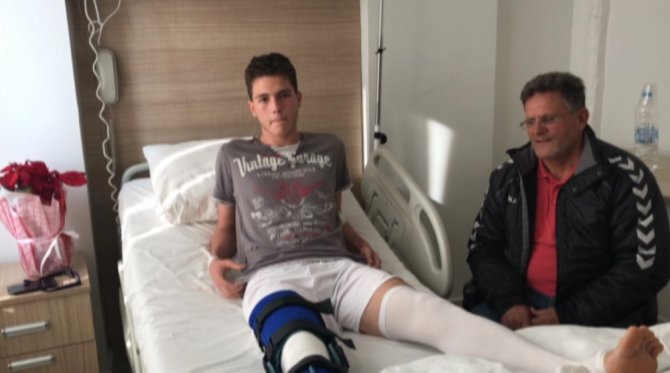 Çapraz bağı yırtılan genç futbolcu ameliyat oldu