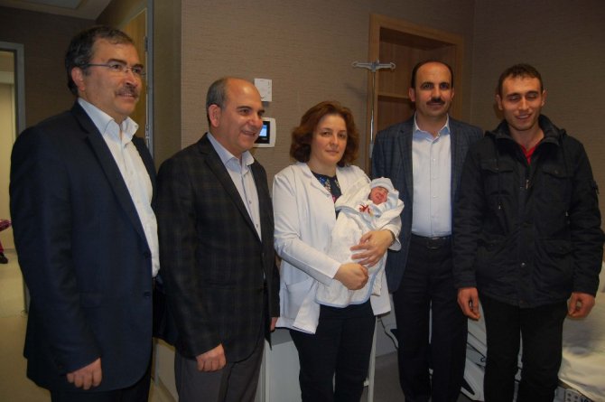 Konya’da yeni yılın ilk bebeği “Bekir” bebek oldu