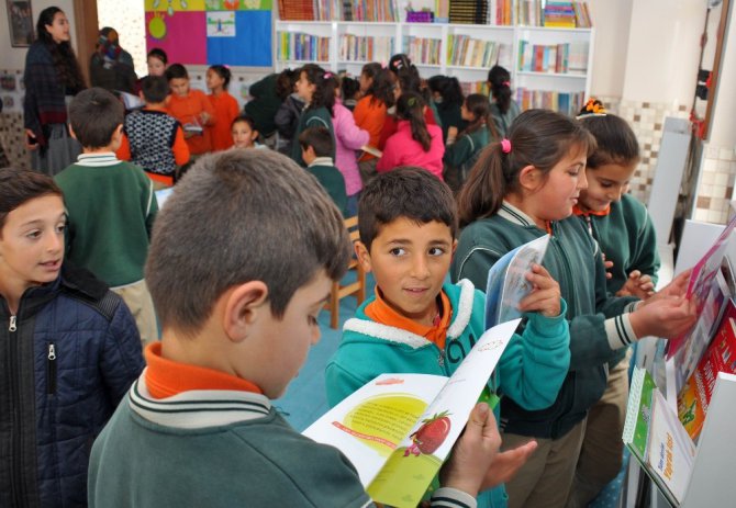 NEÜ’lü gençler ilkokula kütüphane kurdu
