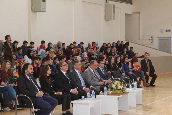 Selçuk öğrencilerinden, engelli öğrencilere kırtasiye yardımı