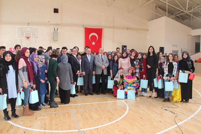 Selçuk öğrencilerinden, engelli öğrencilere kırtasiye yardımı