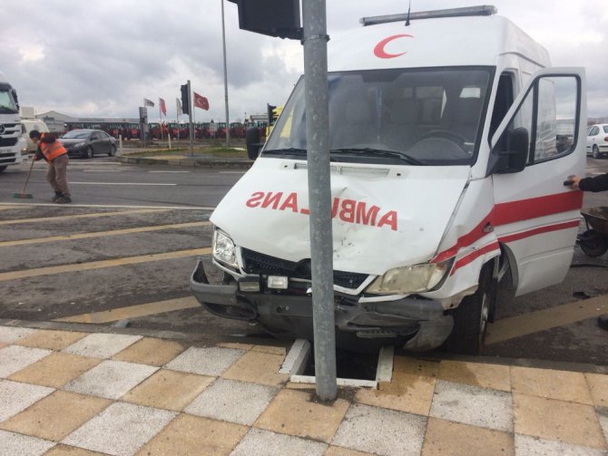 Aksaray’da ambulans ile otomobil çarpıştı: 5 yaralı