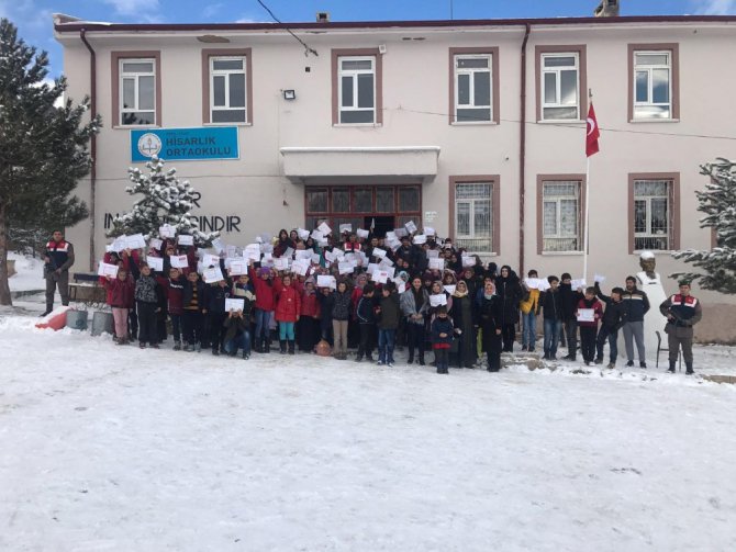 Jandarma ekipleri öğrencilere karne verdi