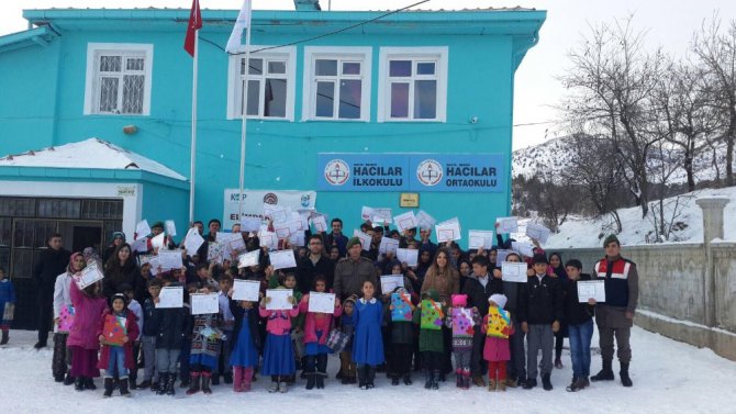 Jandarma ekipleri öğrencilere karne verdi