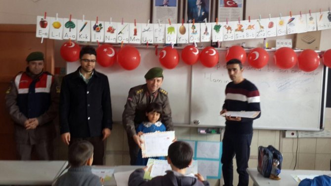 Jandarma ekipleri öğrencilere karne verdi