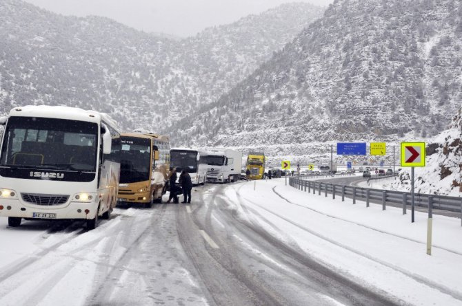 Konya-Antalya yolunda kar nedeniyle ulaşım güçlükle sağlanıyor
