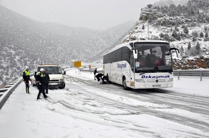 Konya-Antalya yolunda kar nedeniyle ulaşım güçlükle sağlanıyor