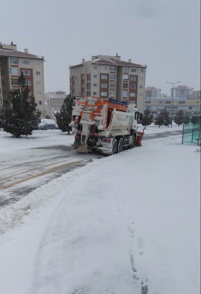 Meram Belediyesi kar temizleme çalışmalarını sürdürüyor
