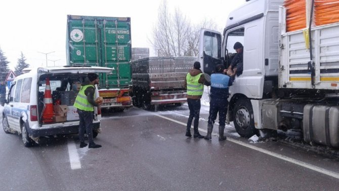 Seydişehir Belediyesinden yolda kalan vatandaşlara kumanya