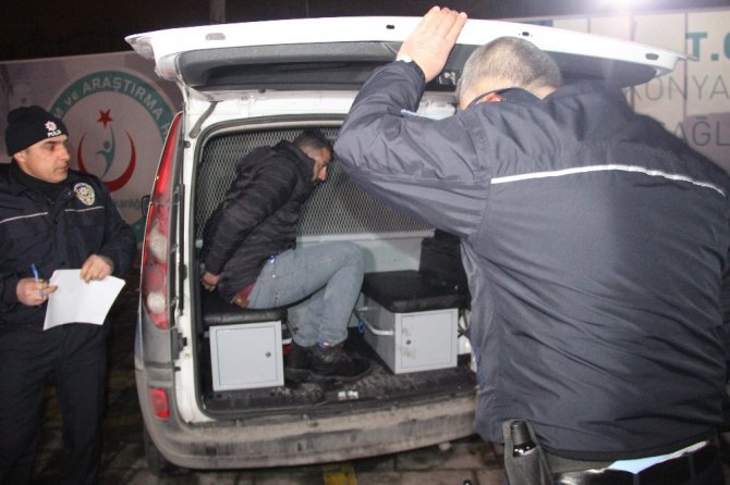 Yaşlı adam, arabasına aldığı karı koca tarafından gasp edildi
