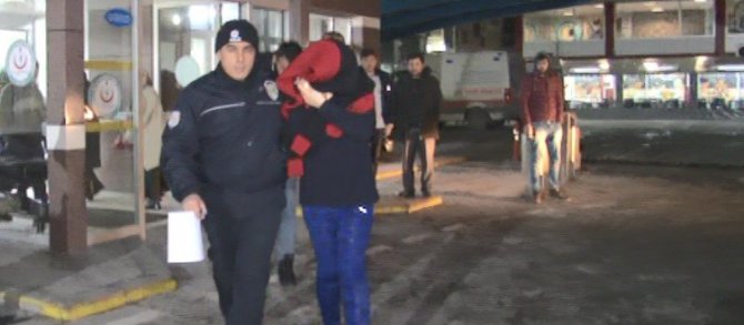 Yaşlı adam, arabasına aldığı karı koca tarafından gasp edildi