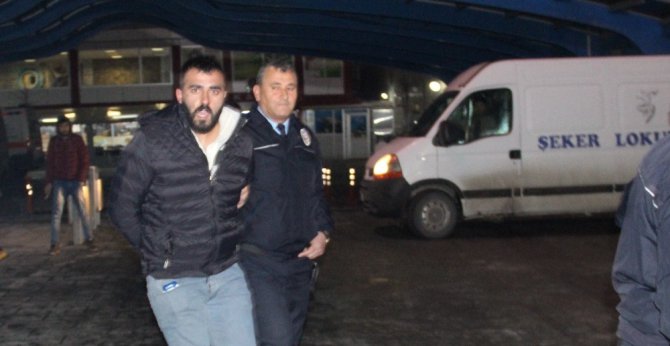 Yaşlı adam, arabasına aldığı karı koca tarafından gasp edildi