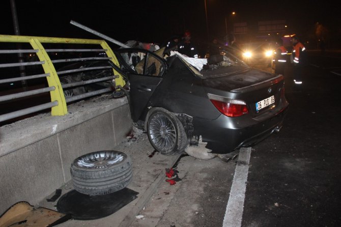 Gizli buzda kayan otomobil köprü korkuluğuna çarptı: 2 ölü, 1 yaralı