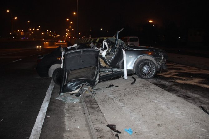 Gizli buzda kayan otomobil köprü korkuluğuna çarptı: 2 ölü, 1 yaralı