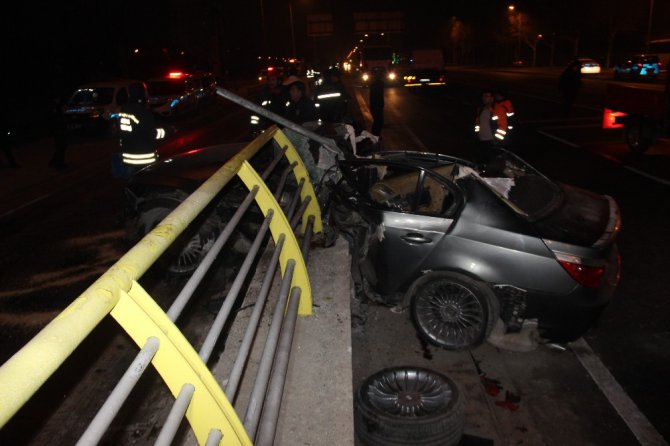 Gizli buzda kayan otomobil köprü korkuluğuna çarptı: 2 ölü, 1 yaralı