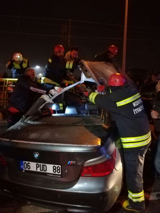 Gizli buzda kayan otomobil köprü korkuluğuna çarptı: 2 ölü, 1 yaralı