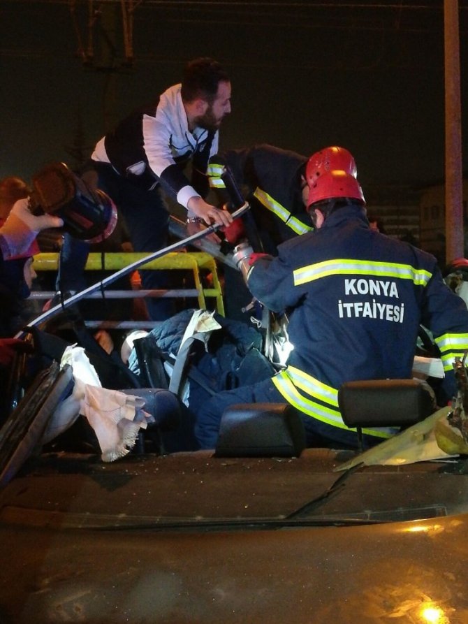Gizli buzda kayan otomobil köprü korkuluğuna çarptı: 2 ölü, 1 yaralı