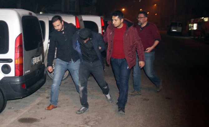 Hırsızlıktan aranırken suçüstü yakalandı