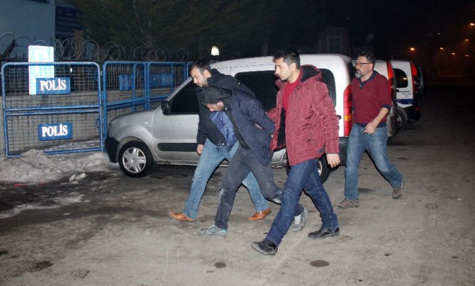 Hırsızlıktan aranırken suçüstü yakalandı