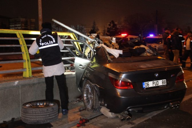 Gizli buzda kayan otomobil köprü korkuluğuna çarptı: 2 ölü, 1 yaralı