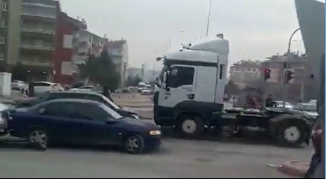 Otomobil sürücüsüne kızdı, tırı ile iki otomobile çarpıp kaçtı