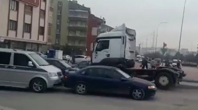 Otomobil sürücüsüne kızdı, tırı ile iki otomobile çarpıp kaçtı