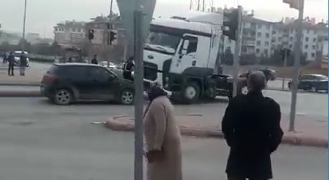 Otomobil sürücüsüne kızdı, tırı ile iki otomobile çarpıp kaçtı