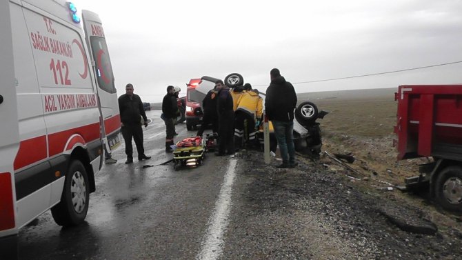 Kamyon ile otomobil çarpıştı: 1 ölü, 2 yaralı