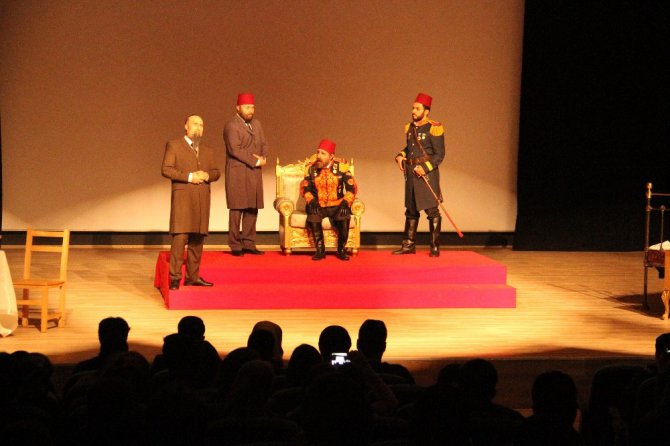 “Gök Sultan Abdülhamit Han” adlı tiyatro oyunu Beyşehirli tiyatro severlerle buluştu