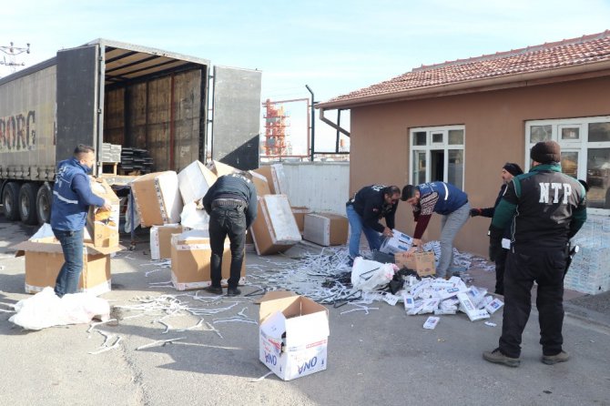 Elbise askısı dolu kolilerden kaçak sigara çıktı