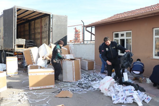 Elbise askısı dolu kolilerden kaçak sigara çıktı